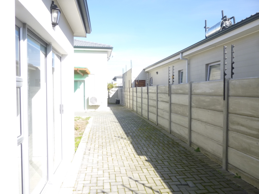 To Let 4 Bedroom Property for Rent in Parklands North Western Cape